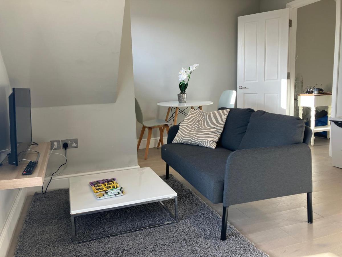Stylish 1 Bed Flat With Private Terrace In Wimbledon - 3 The Queens Londra Dış mekan fotoğraf